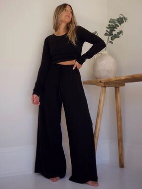 “How do you wear that” Set: essential sweater pants and fitted crewneck sweater